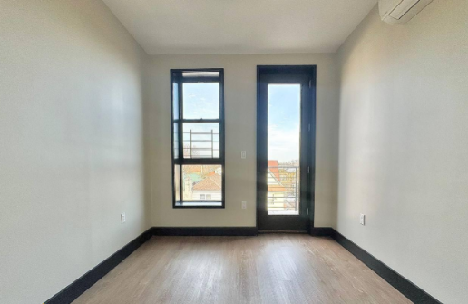 Moderno apartamento de 1 dormitorio en Flatbush, Brooklyn, con patio privado y acceso a la azotea.