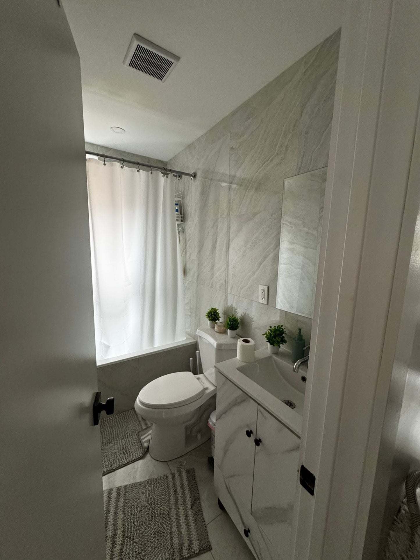 Habitación sin amueblar en Brownsville, Brooklyn: un ambiente familiar y tranquilo