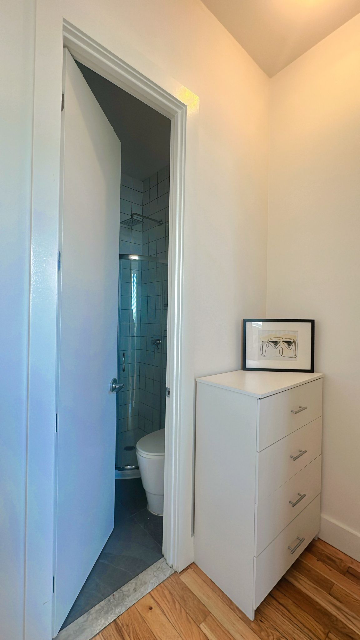 Habitación luminosa y amueblada con balcón privado en Bedford-Stuyvesant, Brooklyn, cerca de la estación de tren J/C.