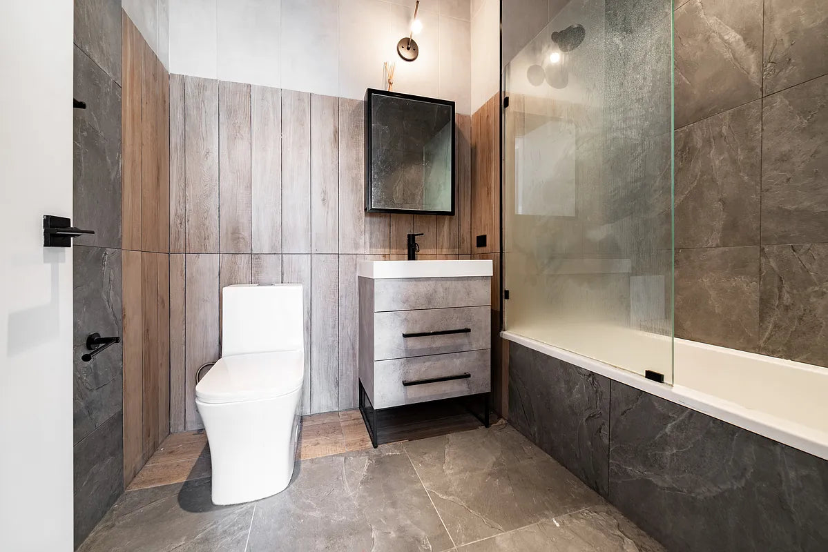 Apartamento moderno de 3 dormitorios y 2 baños en Flatbush, Brooklyn, con espacio exterior privado.