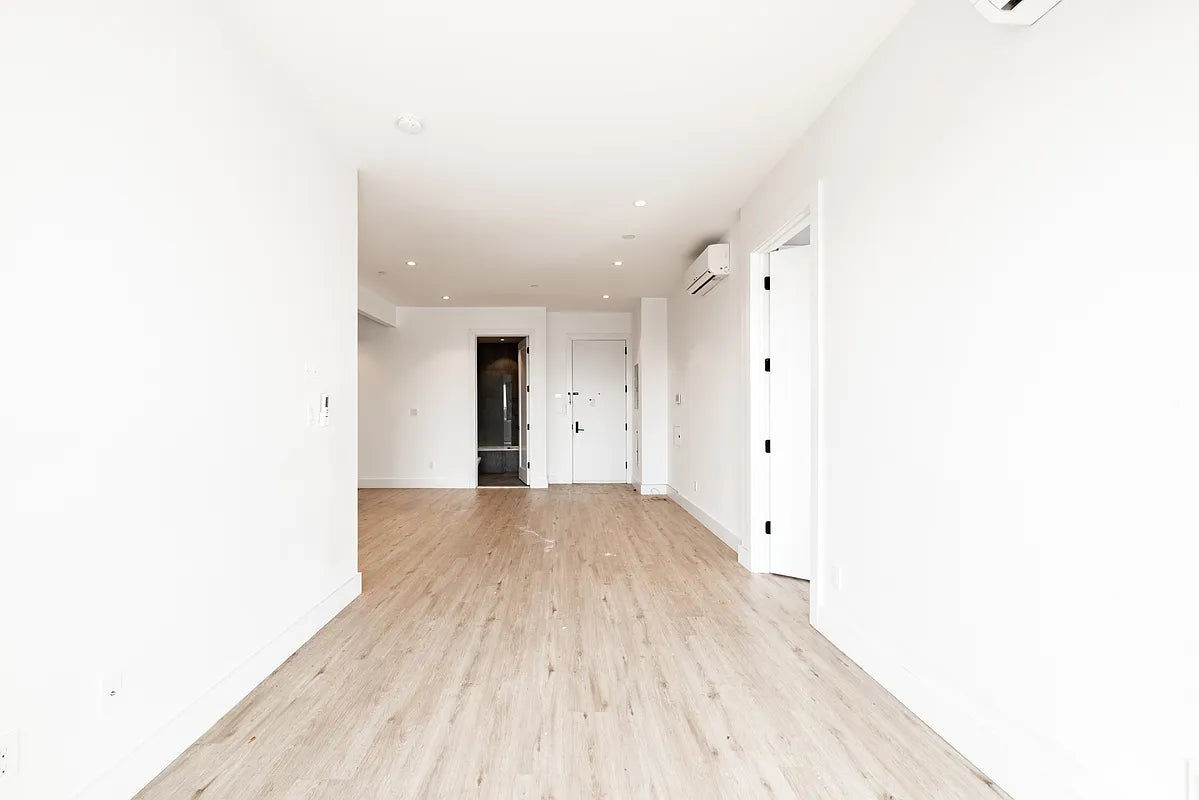 Apartamento moderno de 3 dormitorios y 2 baños en Flatbush, Brooklyn, con espacio exterior privado.