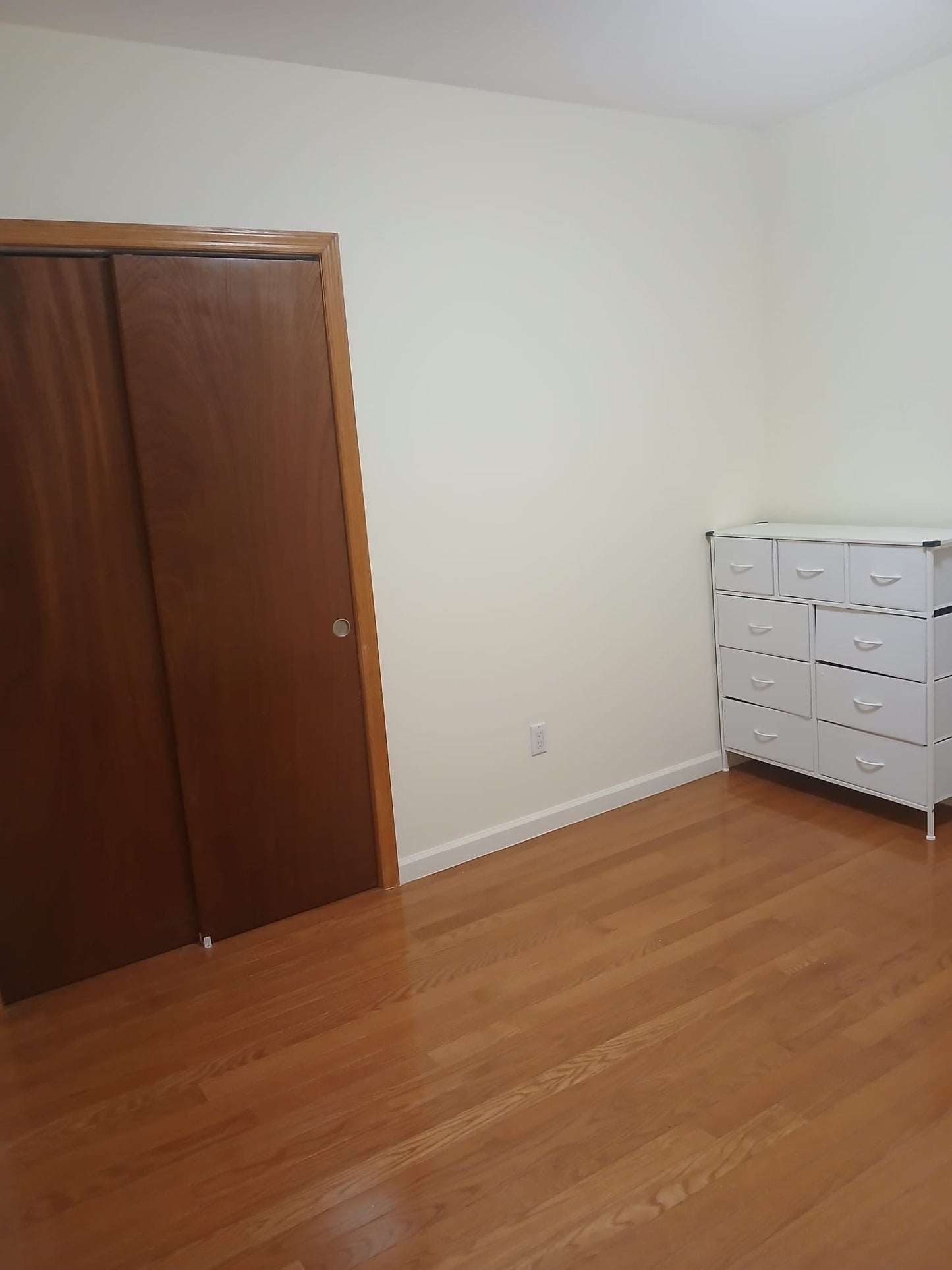 Habitación privada en College Point, Queens – Hogar familiar para mujeres