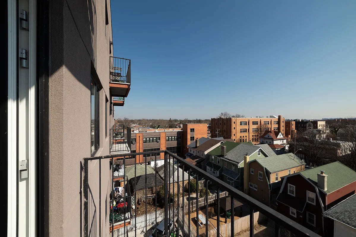 Apartamento moderno de 3 dormitorios y 2 baños en Flatbush, Brooklyn, con espacio exterior privado.