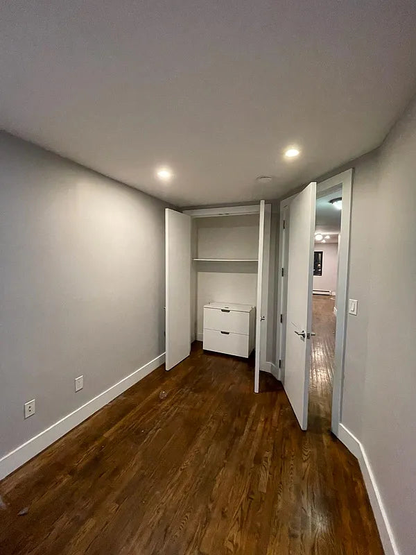 Amplio dúplex de 3 habitaciones en Ocean Hill, Brooklyn, cerca de Broadway Junction