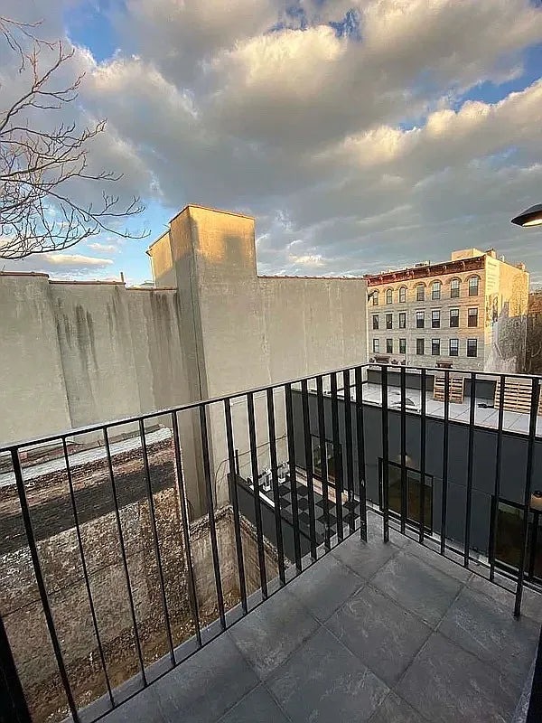 Elegante apartamento de 4 dormitorios y 3 baños en Bedford-Stuyvesant, Brooklyn. Balcón privado y acceso a la azotea.