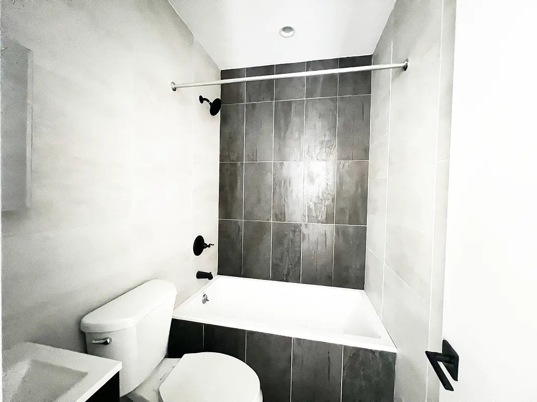 Amplio dúplex de 2 habitaciones en Flatbush, Brooklyn, cerca de las líneas 2, 5 y Q