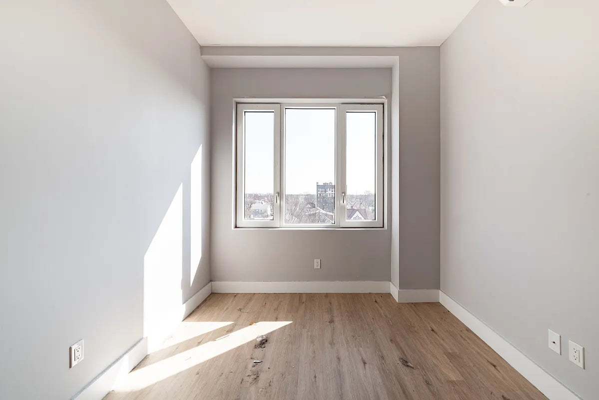 Apartamento moderno de 3 dormitorios y 2 baños en Flatbush, Brooklyn, con espacio exterior privado.