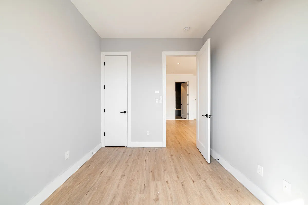 Apartamento moderno de 3 dormitorios y 2 baños en Flatbush, Brooklyn, con espacio exterior privado.