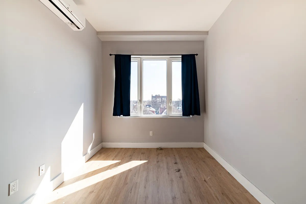 Apartamento moderno de 3 dormitorios y 2 baños en Flatbush, Brooklyn, con espacio exterior privado.