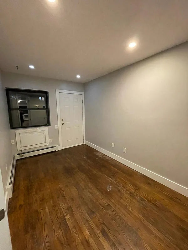 Amplio dúplex de 3 habitaciones en Ocean Hill, Brooklyn, cerca de Broadway Junction