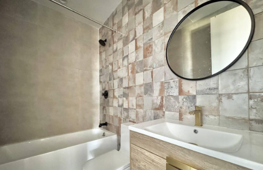 Moderno apartamento de 1 dormitorio en Flatbush, Brooklyn, con patio privado y acceso a la azotea.