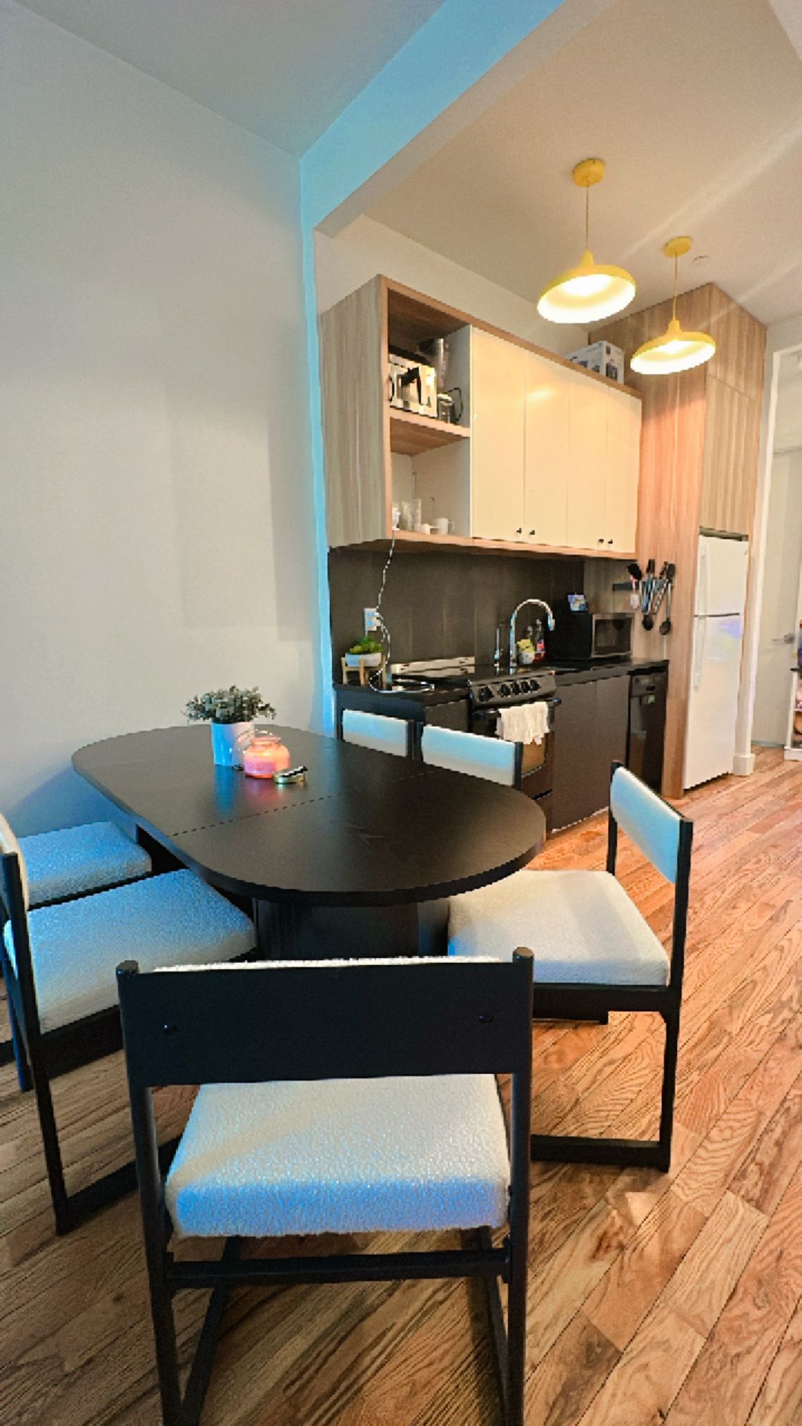 Habitación luminosa y amueblada con balcón privado en Bedford-Stuyvesant, Brooklyn, cerca de la estación de tren J/C.