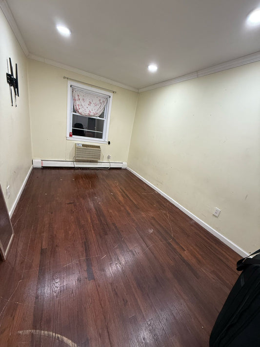 Spacious Room in Jamaica Queens – Female-Only Household