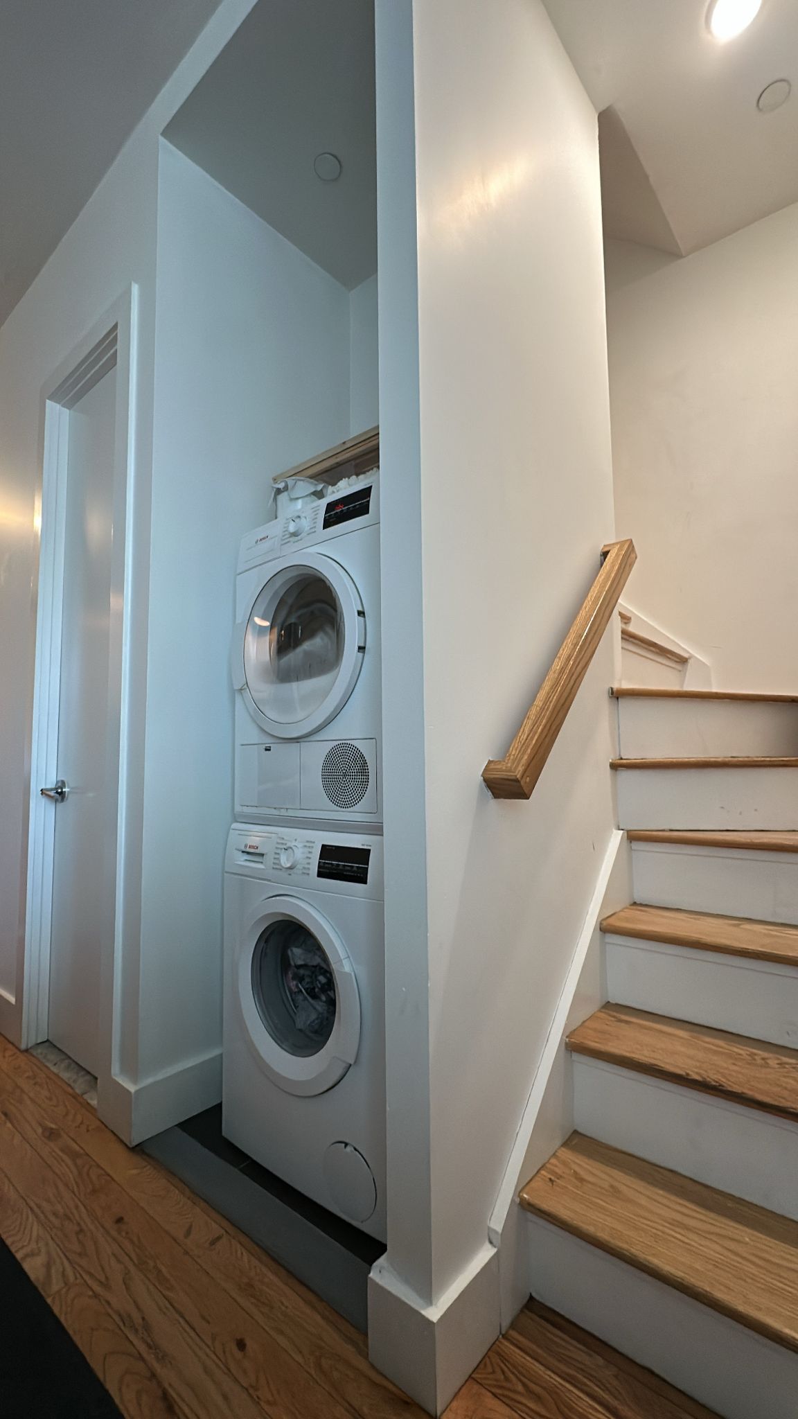 Habitación luminosa y amueblada con balcón privado en Bedford-Stuyvesant, Brooklyn, cerca de la estación de tren J/C.