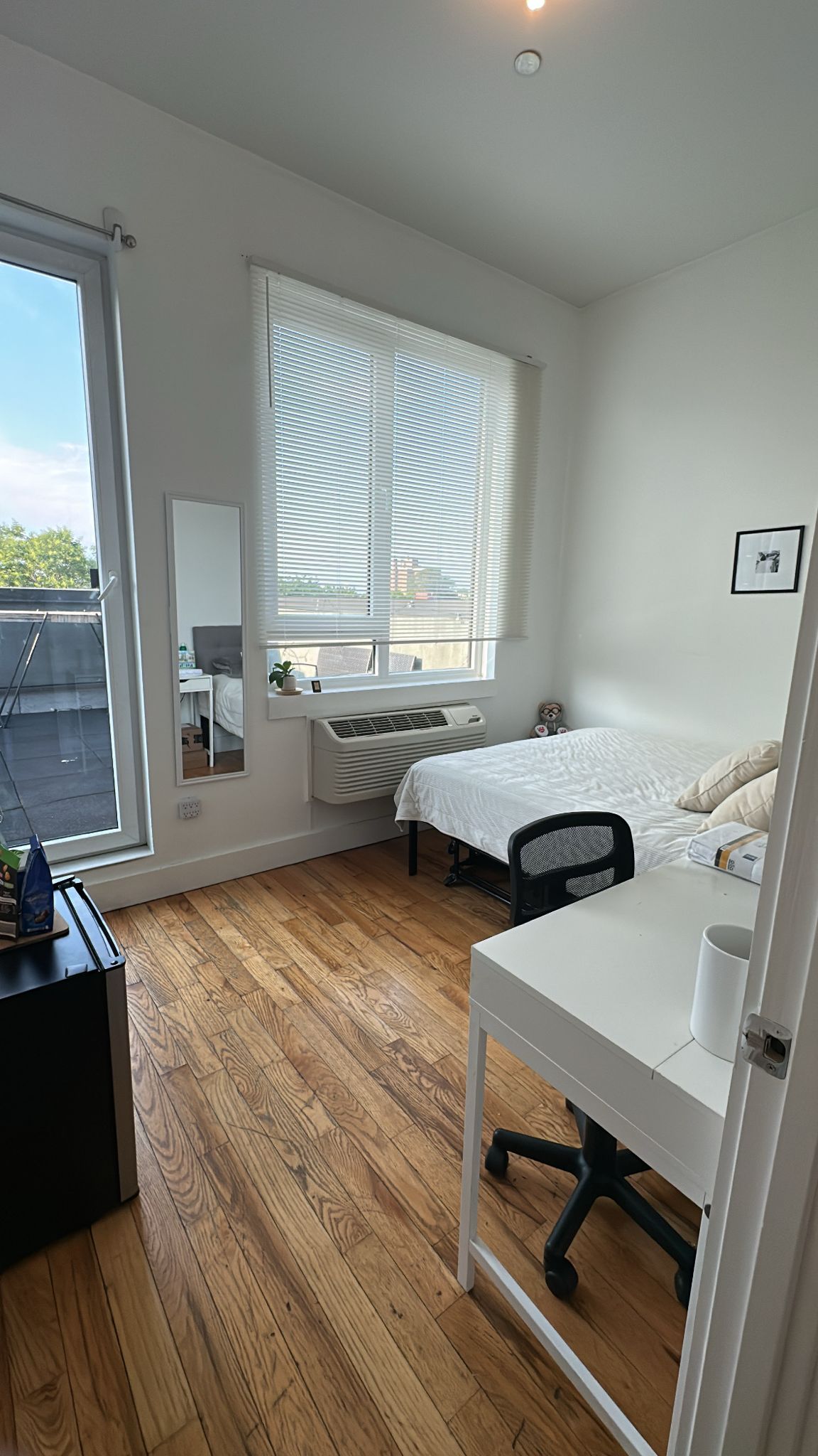 Habitación luminosa y amueblada con balcón privado en Bedford-Stuyvesant, Brooklyn, cerca de la estación de tren J/C.