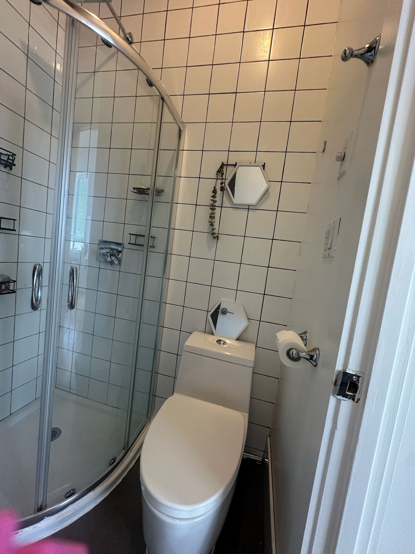 Habitación luminosa y amueblada con balcón privado en Bedford-Stuyvesant, Brooklyn, cerca de la estación de tren J/C.