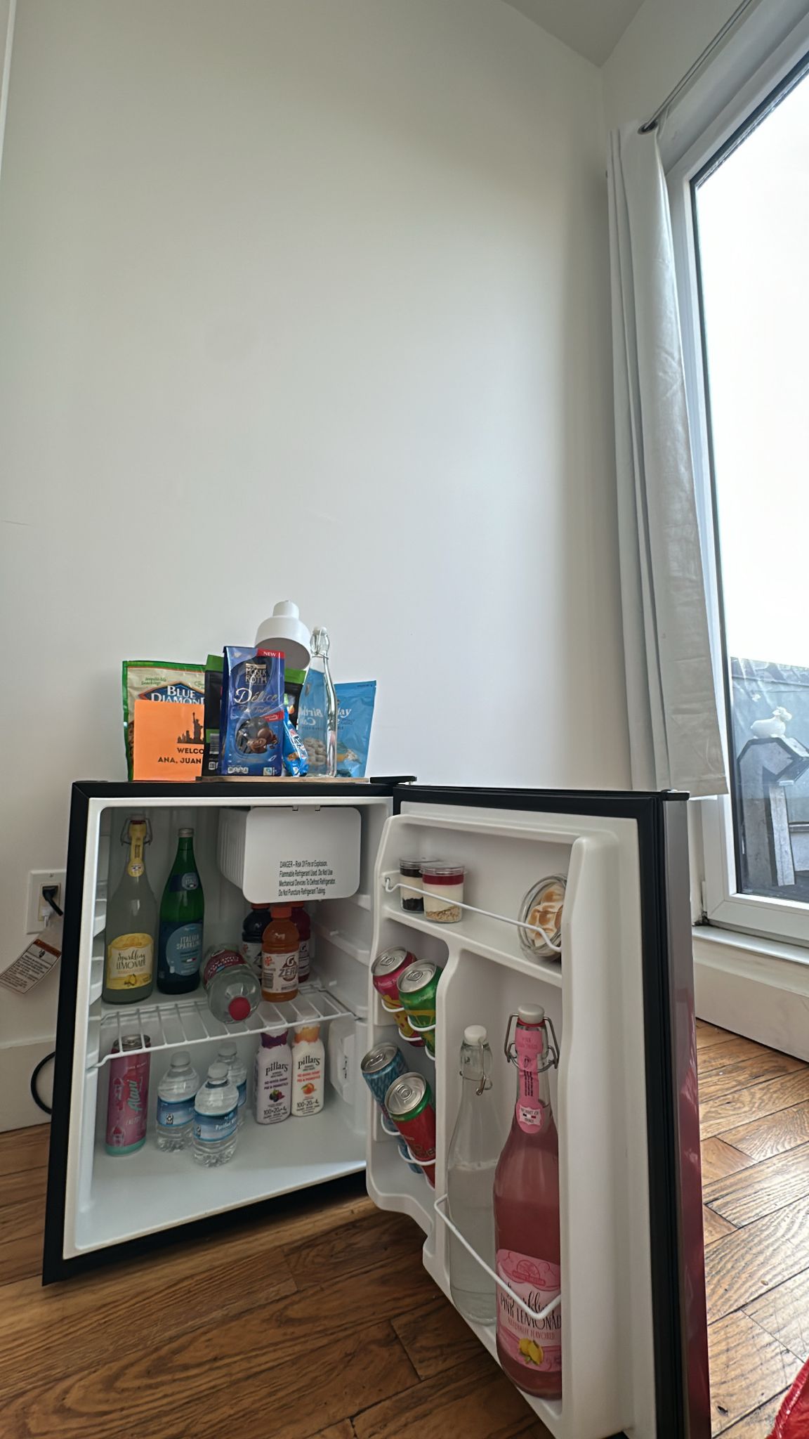 Habitación luminosa y amueblada con balcón privado en Bedford-Stuyvesant, Brooklyn, cerca de la estación de tren J/C.