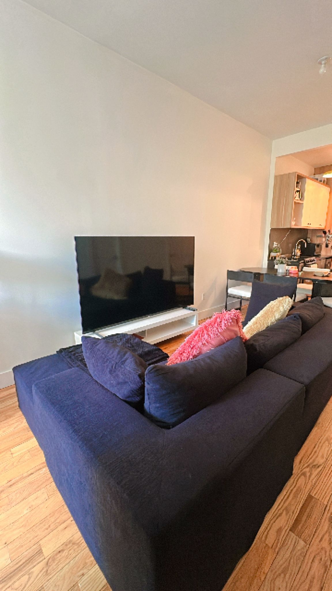 Habitación luminosa y amueblada con balcón privado en Bedford-Stuyvesant, Brooklyn, cerca de la estación de tren J/C.