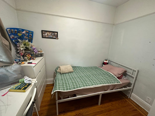 Furnished Room in Elmhurst Queens – Female-Only Home with Cats