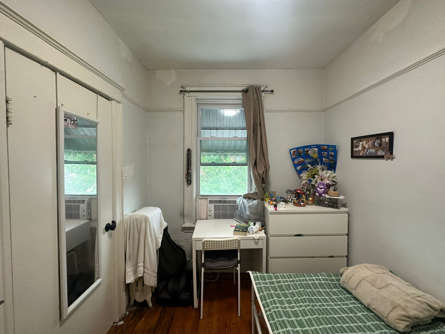 Habitación amueblada en Elmhurst, Queens. Alojamiento solo para hembras con gatos.