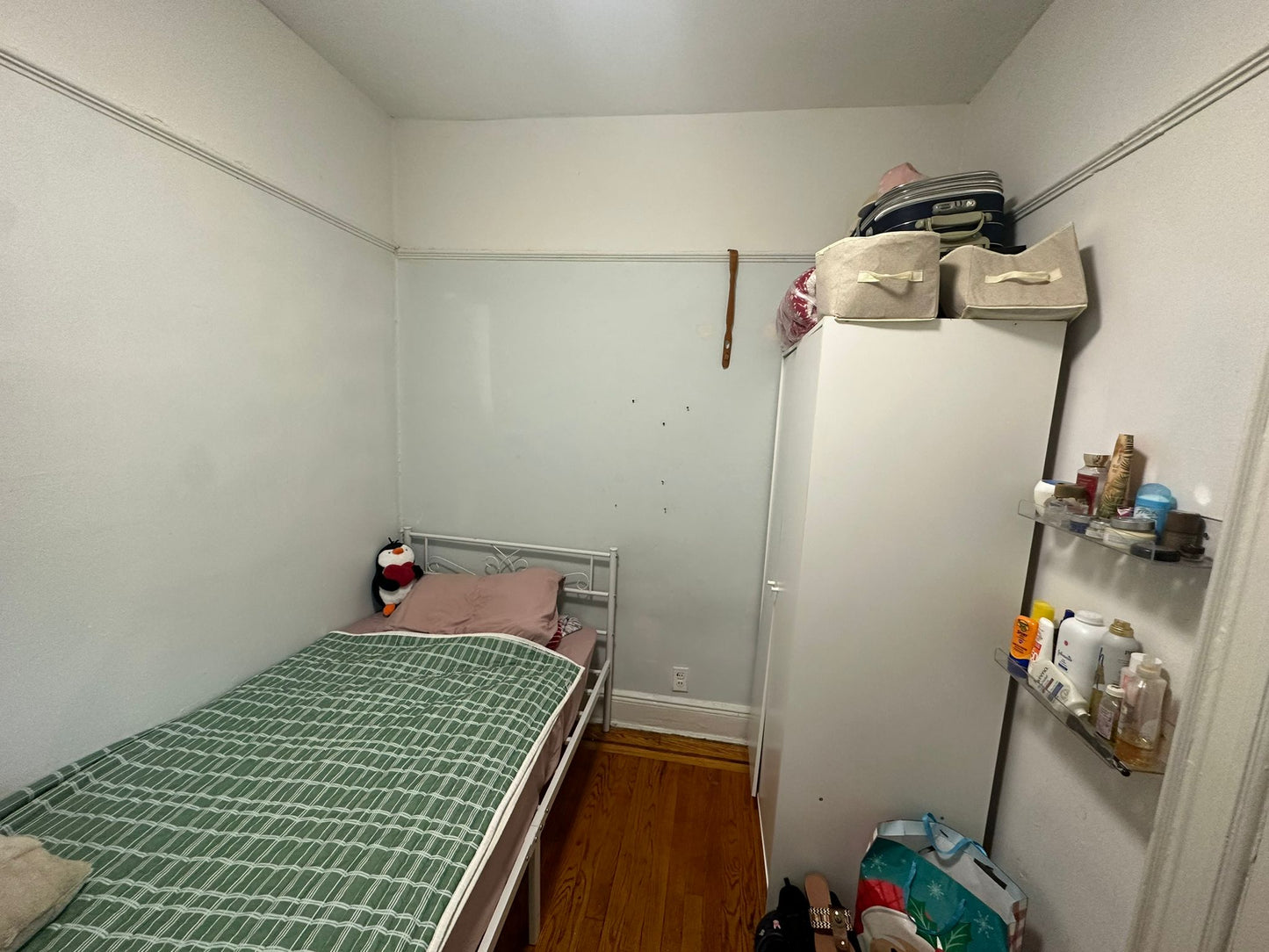 Habitación amueblada en Elmhurst, Queens. Alojamiento solo para hembras con gatos.