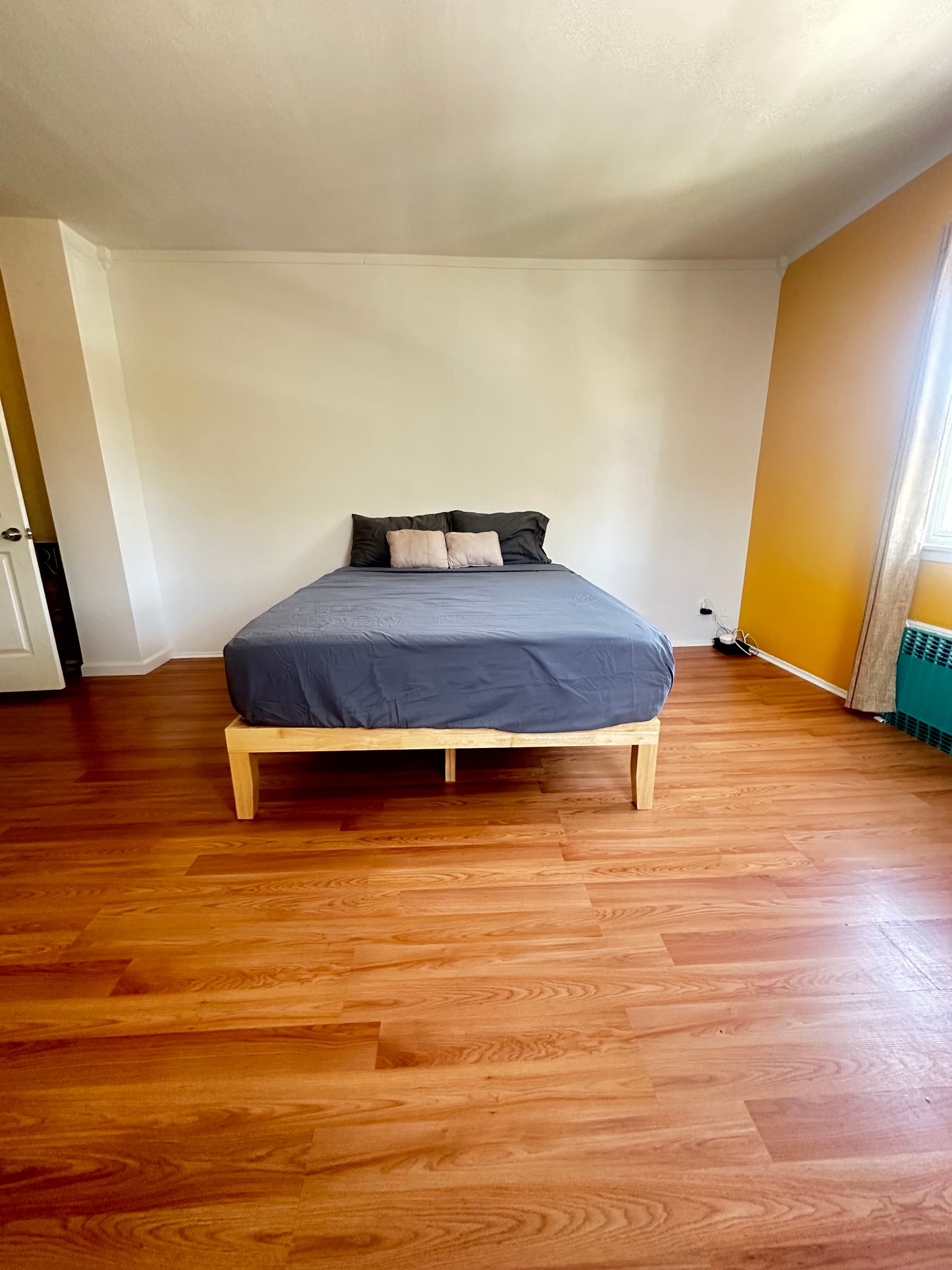 Amplia habitación semiamueblada en Woodhaven, Queens, a 7 minutos de la línea J.
