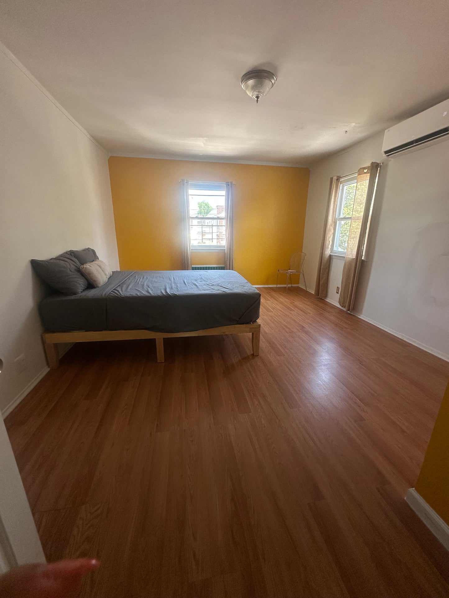 Amplia habitación semiamueblada en Woodhaven, Queens, a 7 minutos de la línea J.