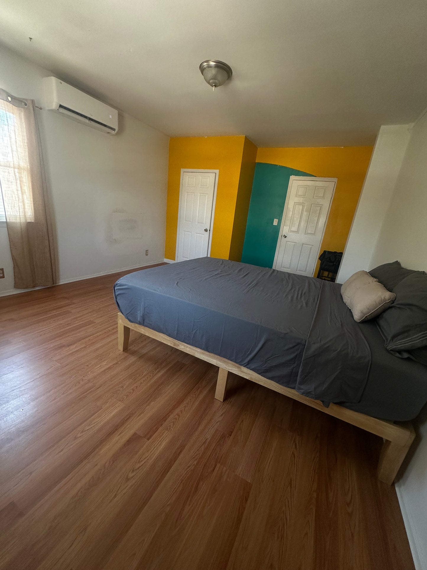 Amplia habitación semiamueblada en Woodhaven, Queens, a 7 minutos de la línea J.