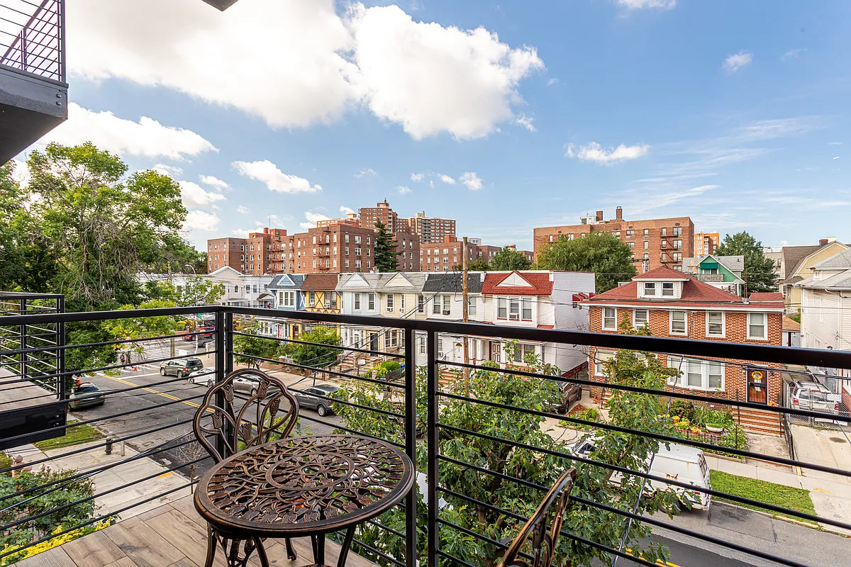 Moderno apartamento de 1 dormitorio en Flatbush, Brooklyn, con patio privado y acceso a la azotea.