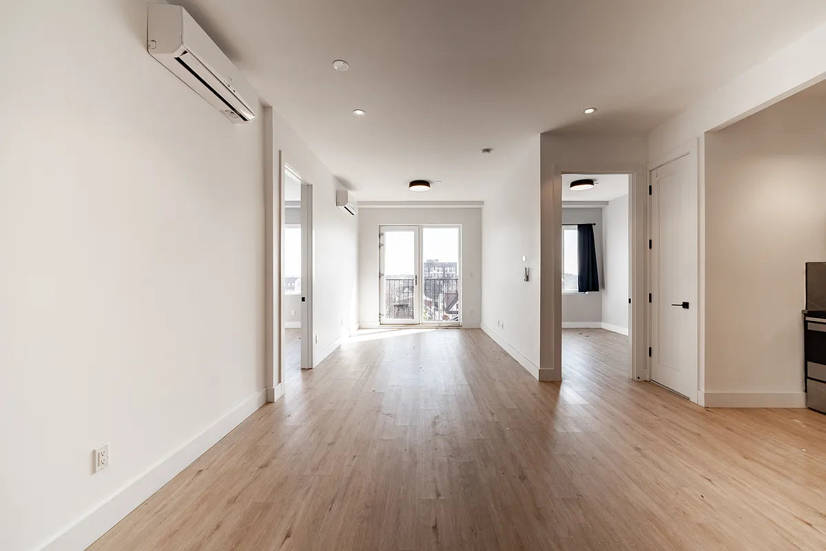 Apartamento moderno de 3 dormitorios y 2 baños en Flatbush, Brooklyn, con espacio exterior privado.