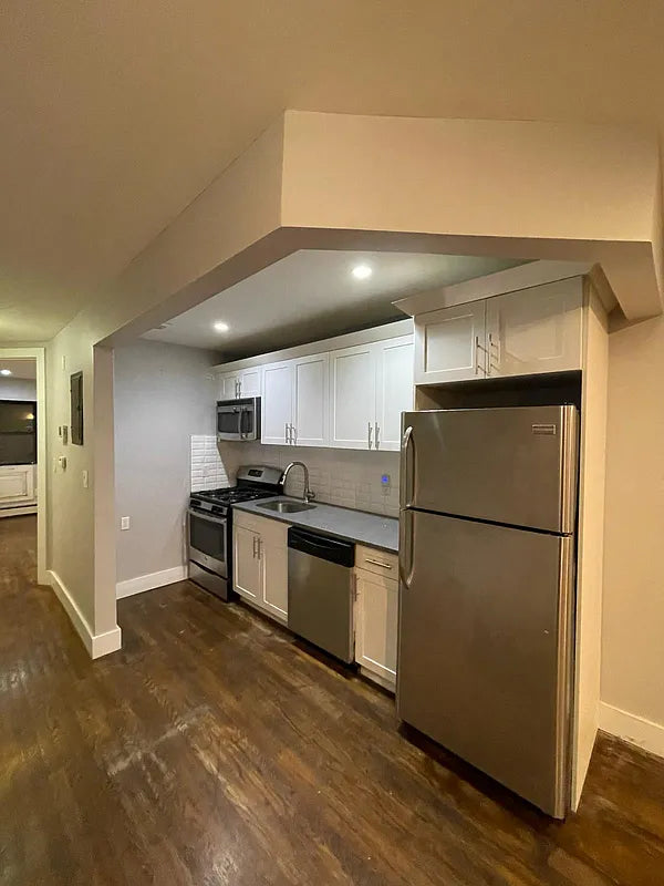 Amplio dúplex de 3 habitaciones en Ocean Hill, Brooklyn, cerca de Broadway Junction